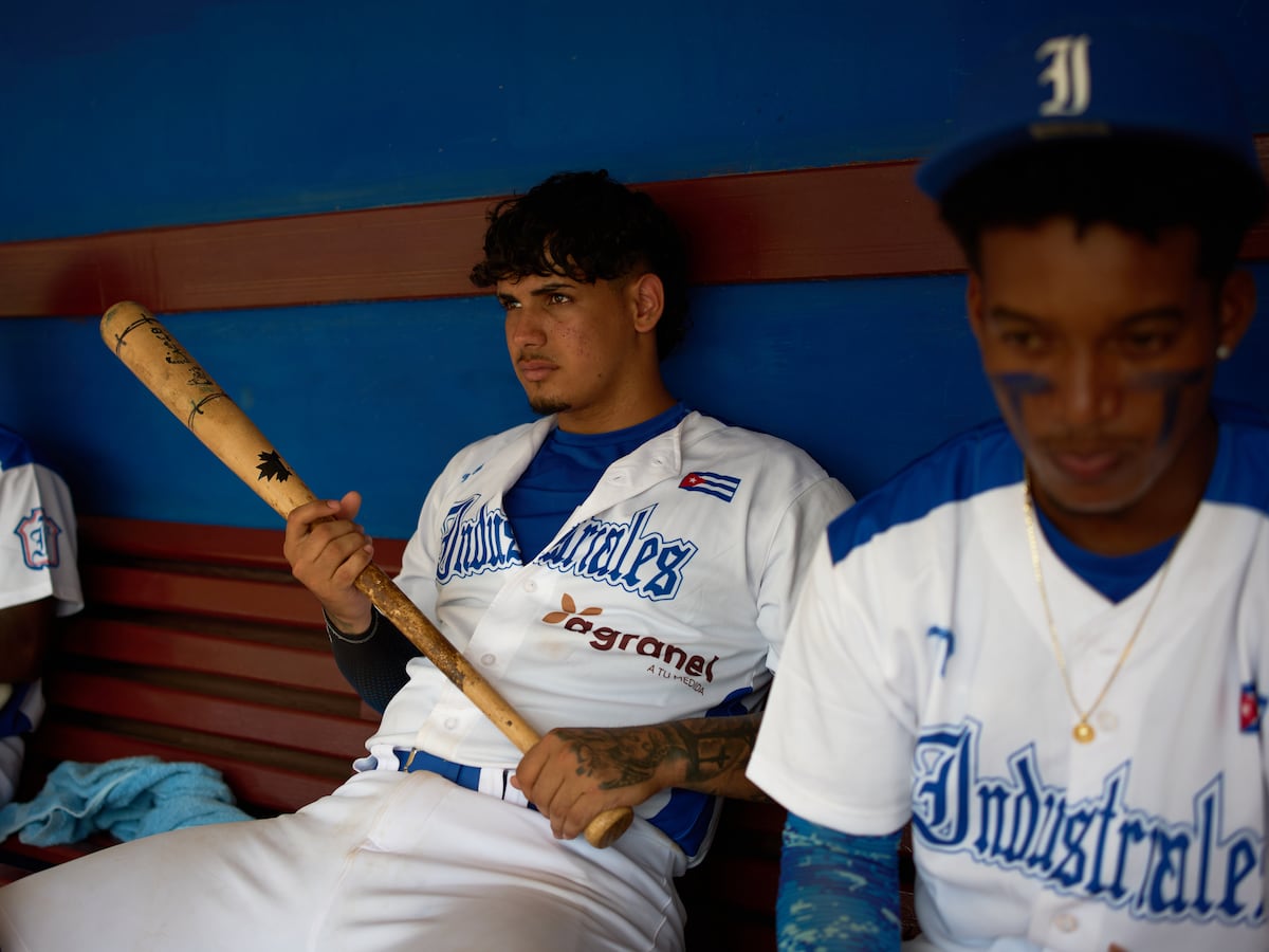 Novedad en el béisbol cubano: equipo insignia de la capital estrena logotipo de patrocinador privado