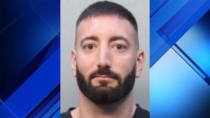 صائغ مشهور شوهد في برنامج الواقع “Below Deck” متهم بسحب مسدس في موقف سيارات في ميامي