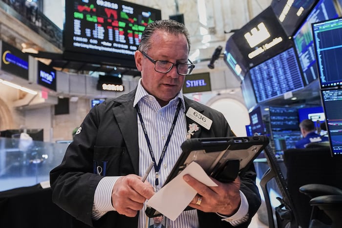 Oil prices fall below $80 per barrel, while US stocks drift