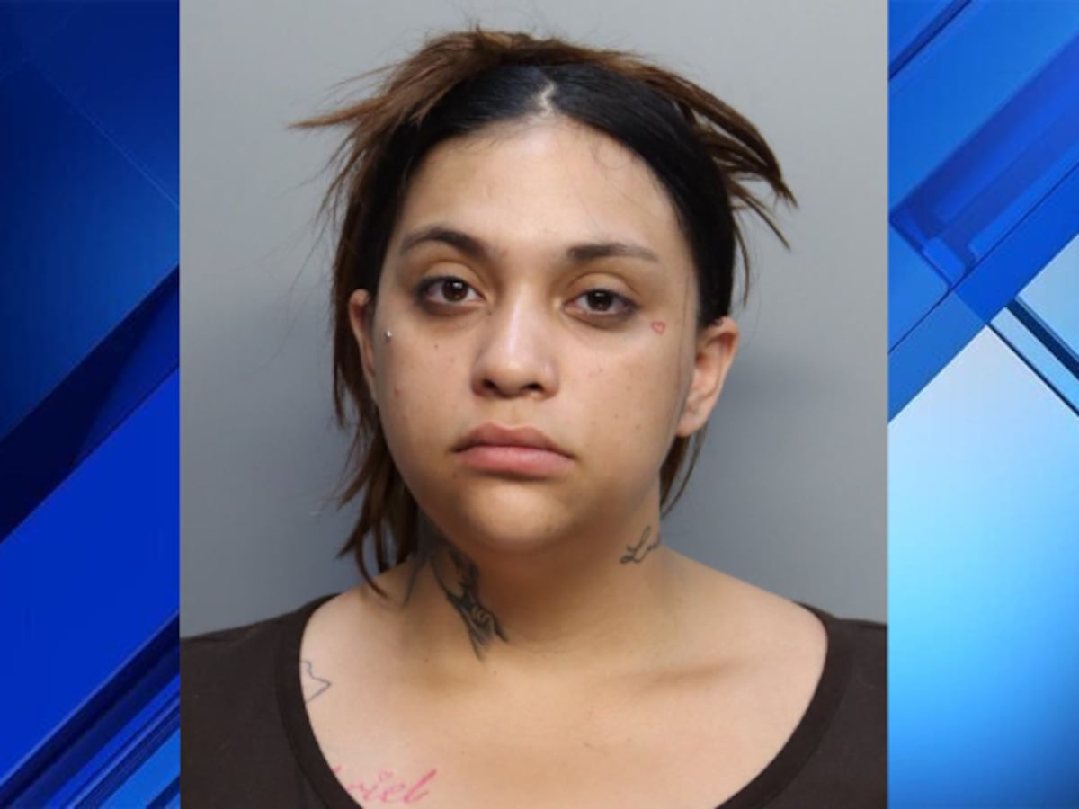 Image linked from the original feed: Acusan a mujer de Hialeah de fingir problemas con su vehículo para atraer a clientes de banco y asaltarlos, pero solo obtuvo $8 USD