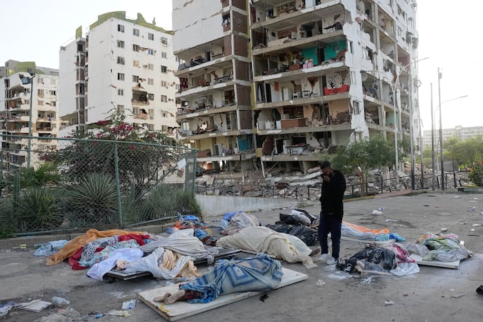 Desperation mounts in Venezuela as the earthquake death toll rises to 1,430