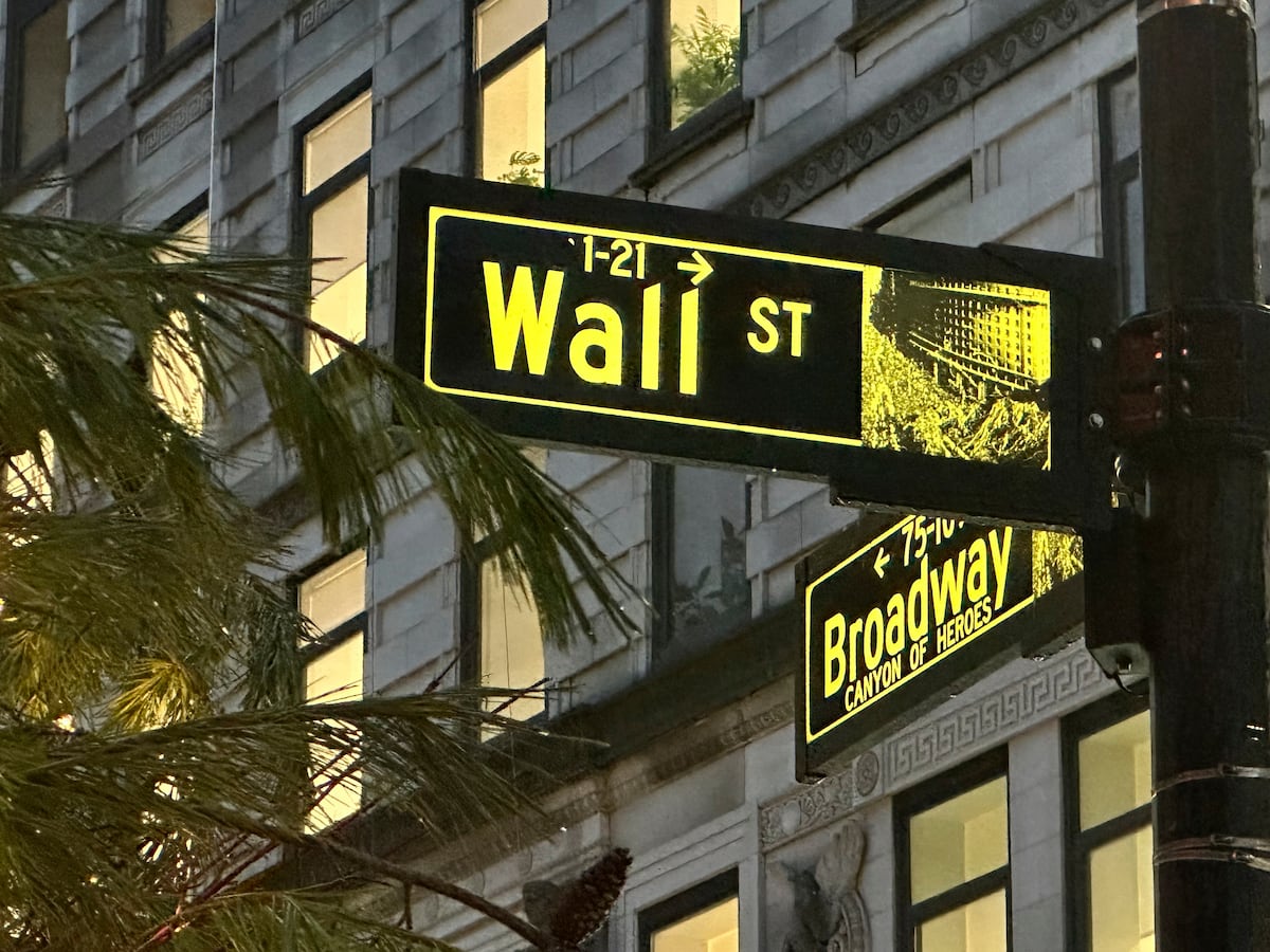 US Stocks Approach Record Highs on Signs of Cooling Labor Market