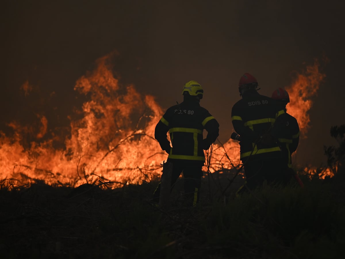 Image linked from the original feed: Wildfire forces another 55,000 people to evacuate in southwest France