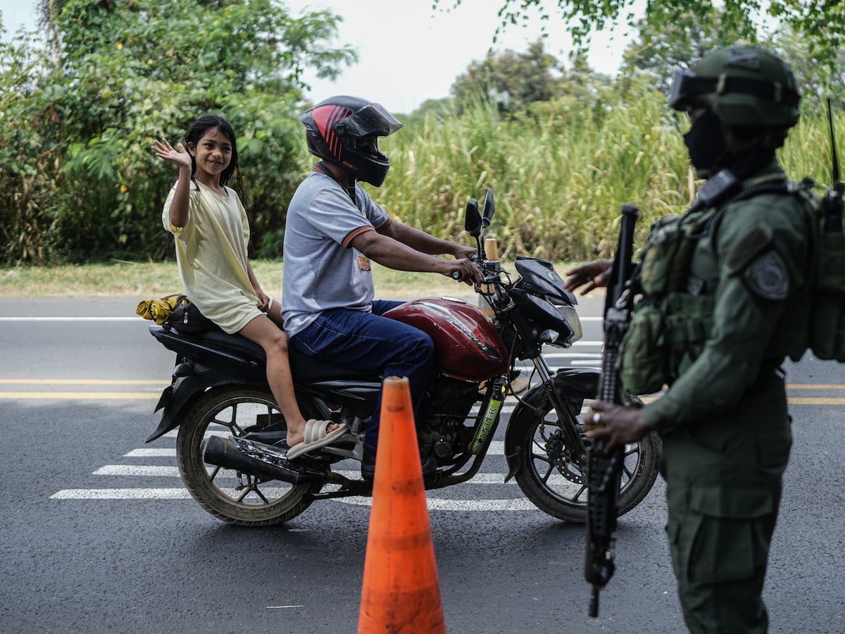 Image linked from the original feed: Seguridad reforzada y anuncio de protestas marcan antesala de jura presidencial en Colombia