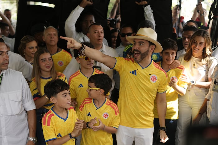Historic day for Colombians: De la Espriella moves ahead of Cepeda in close race
