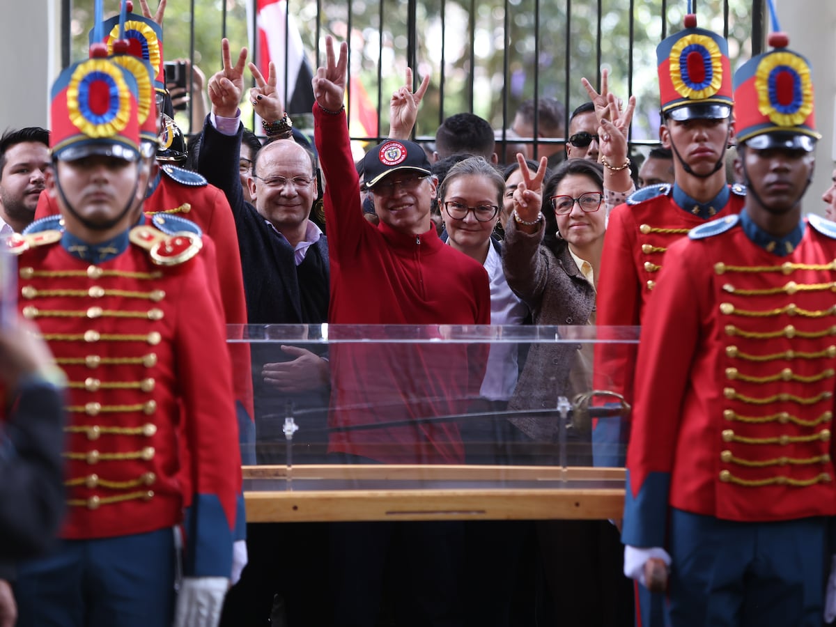 Image linked from the original feed: Petro niega permiso para usar una guarnición militar de Colombia en posesión de De la Espriella
