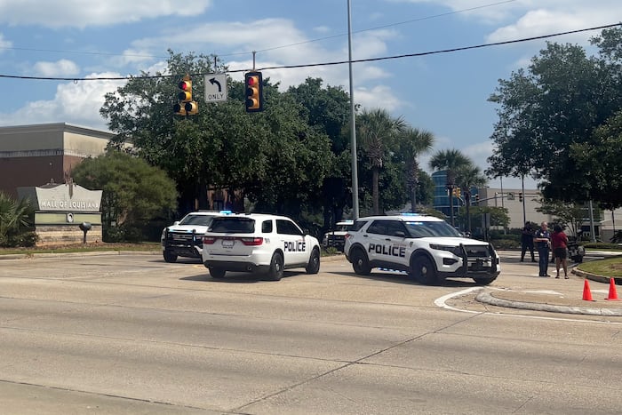 Police say 10 hurt, suspects fled after two groups shot at each other inside Mall of Louisiana