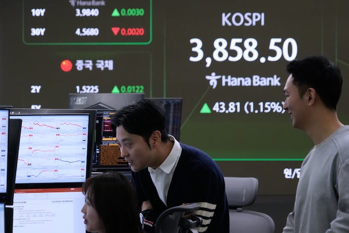 Asian Shares Decline on Tech Stock Sell-Off amid US-China Tensions
