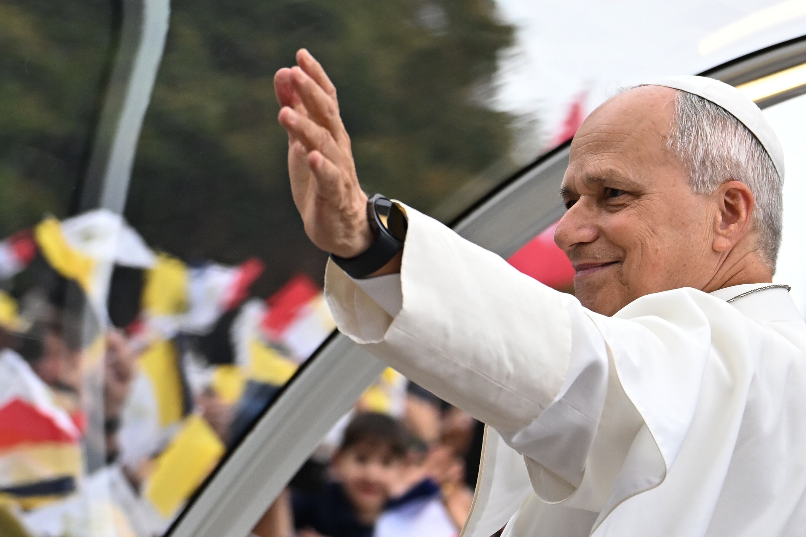 Hundreds of thousands turn out for Pope Leo's popemobile parade along Champs-Élysées ahead of Mass