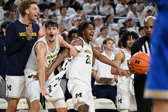 Michigan rises to No. 1 in AP Top 25 men's hoops poll for 1st time since January 2013
