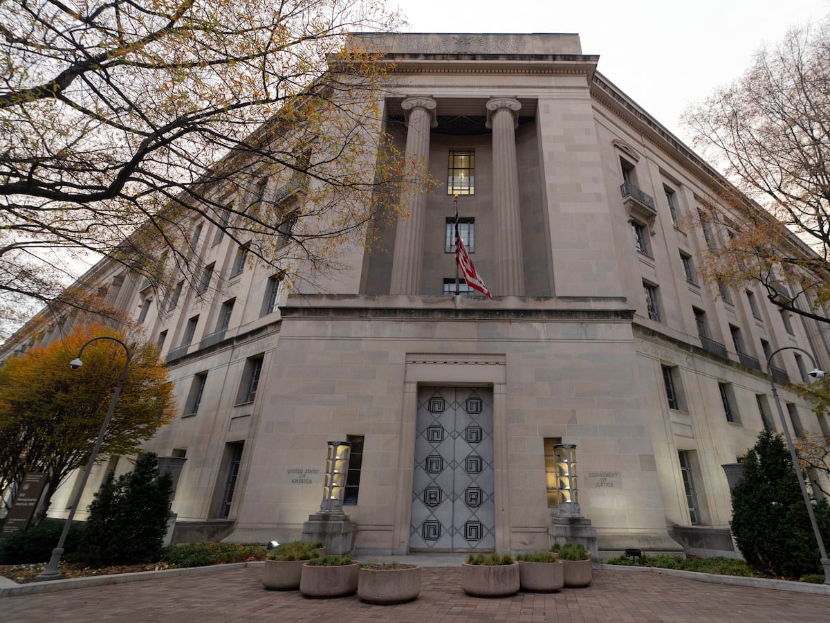 Image linked from the original feed: Long-dormant court holds fits first public hearing as the US seeks to deport an Afghan woman
