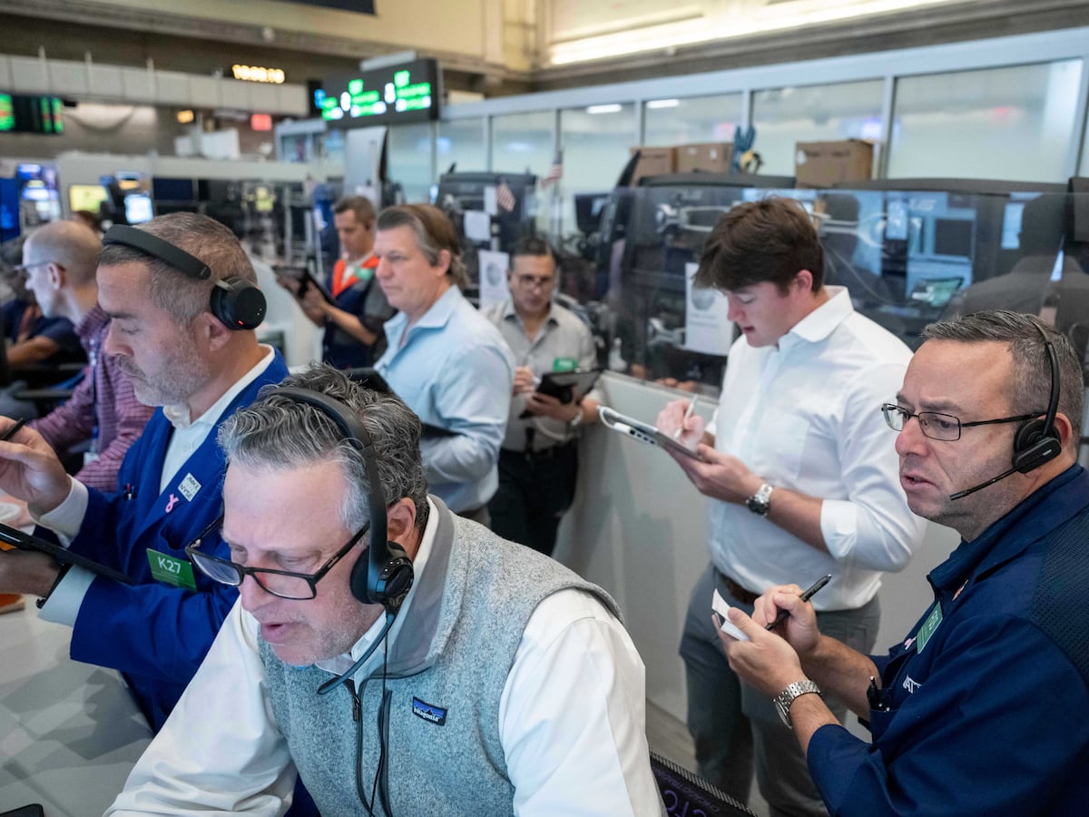 US Stocks Show Mixed Performance on Wall Street, Hovering Near Record Highs