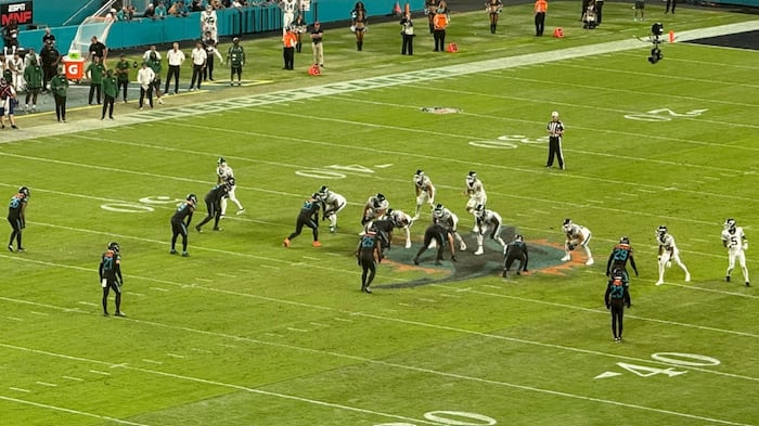 Dolphins Beat Jets; Tyreek Hill Suffers Knee Injury