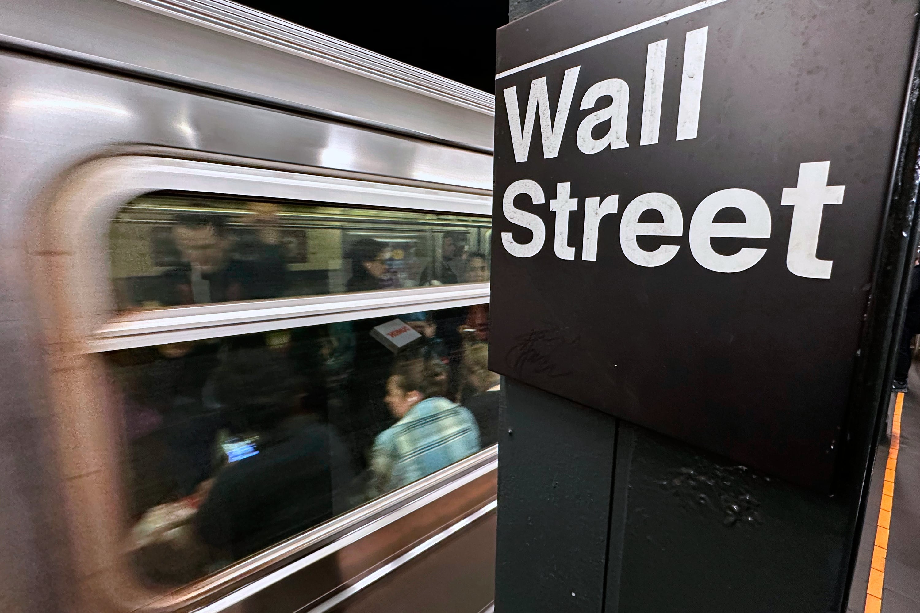 Stocks are drifting on Wall Street and crude oil prices drop 6 % as Mideast tensions cool
