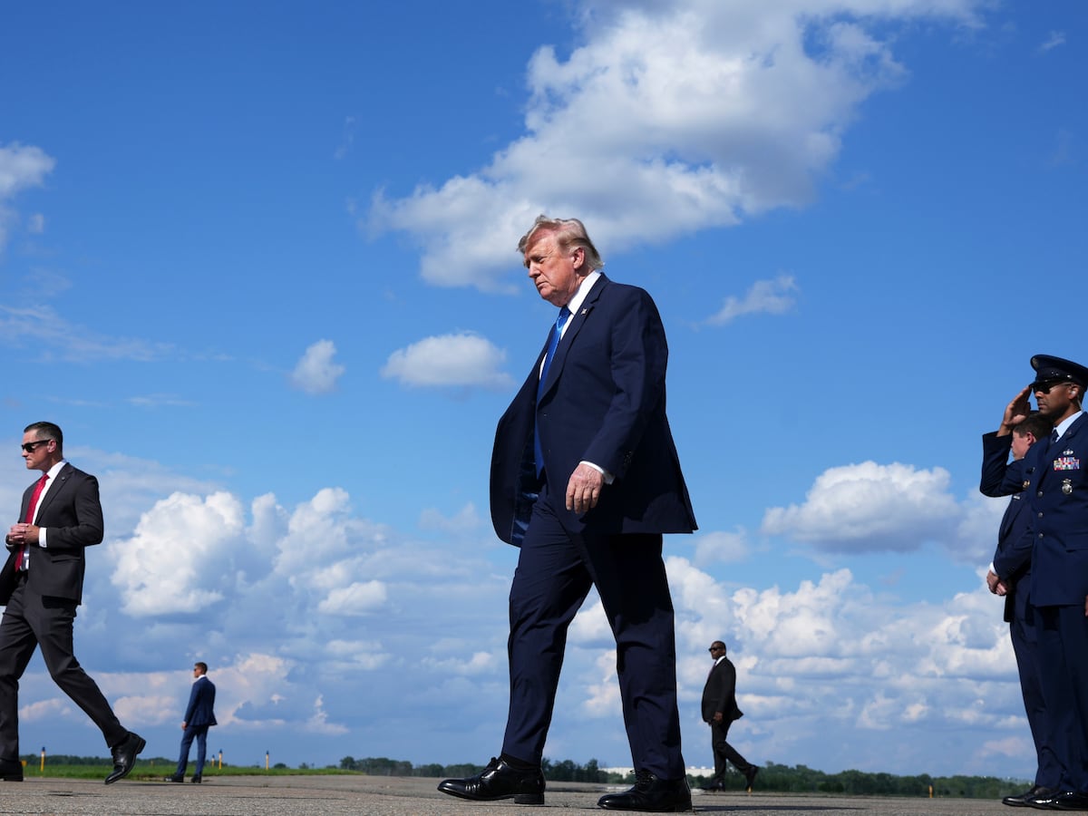 Image linked from the original feed: Zelenskyy asks Trump to help him get Elon Musk's OK to use Starlink to help with strikes on Russia