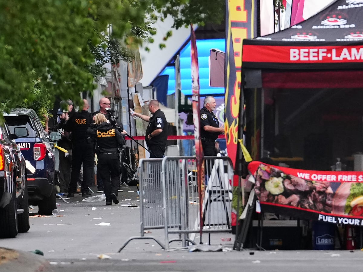 Image linked from the original feed: Police search for second suspect following Seattle food festival shooting that killed 3