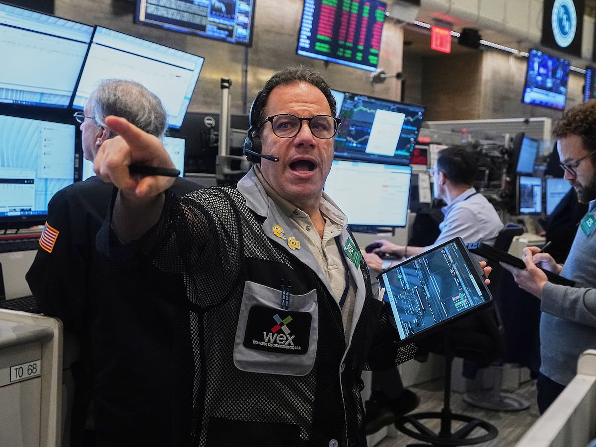 Global Markets Fall as AI Stocks Slide and Oil Prices Rise