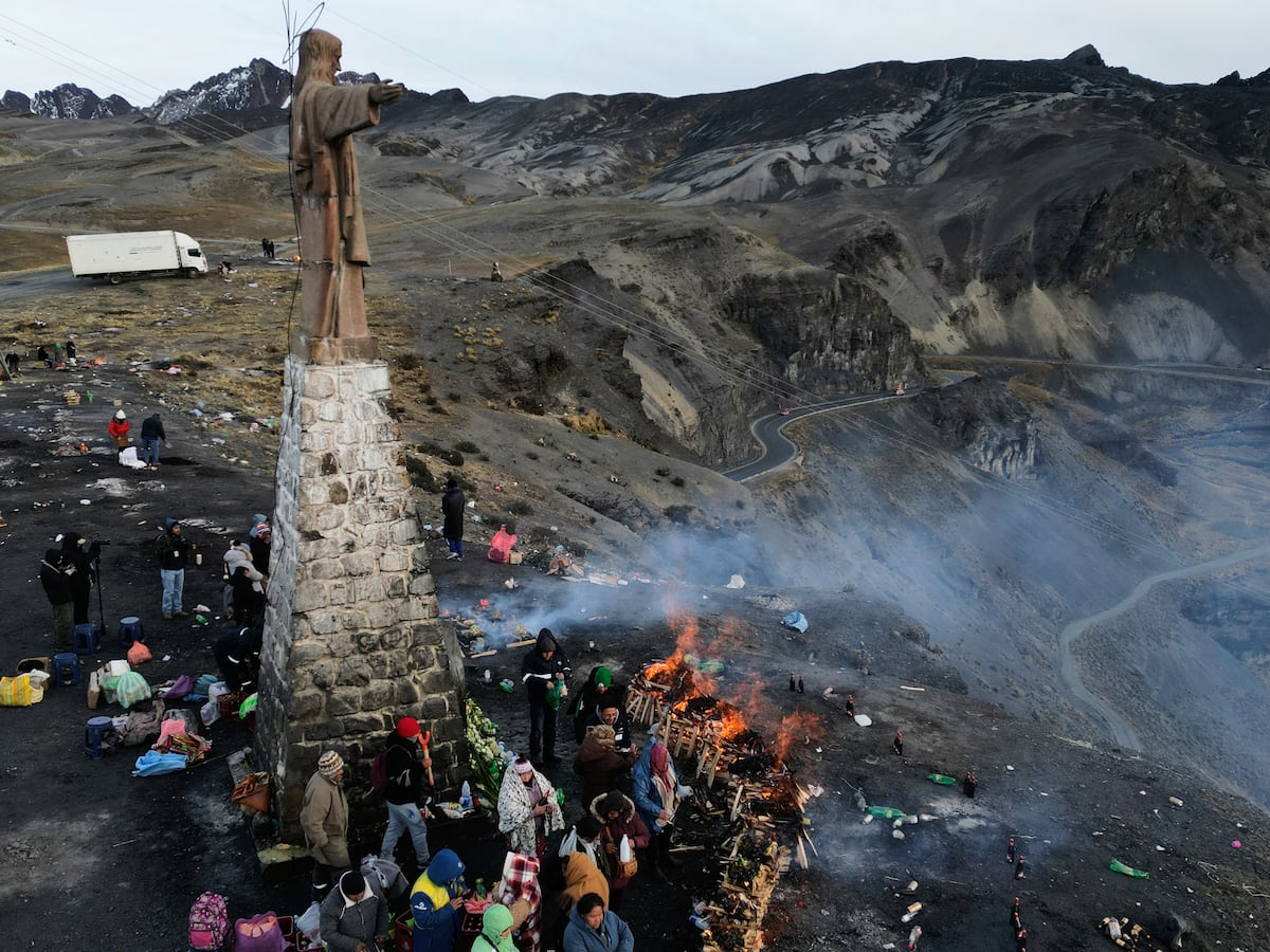 Image linked from the original feed: Miles de músicos y danzarines toman La Paz en la mayor fiesta religiosa de los Andes de Bolivia
