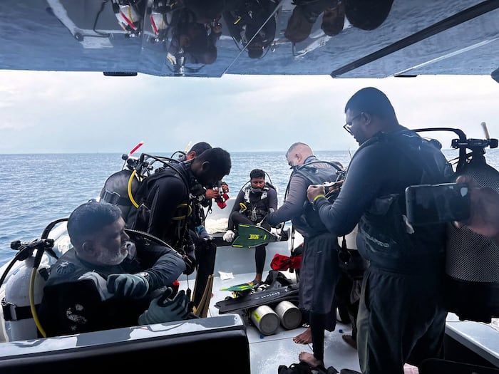 A Maldivian military diver dies while searching for the bodies of 4 Italians in underwater cave
