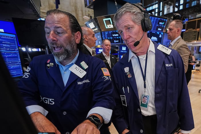 US stocks waver after Fed officials indicate an increase to rates is possible this year