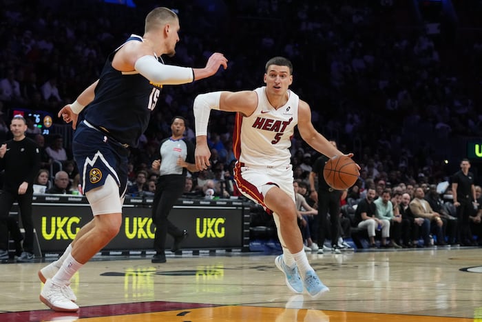 Jokic gets hurt late in 1st half, Heat pull away from there to top Nuggets