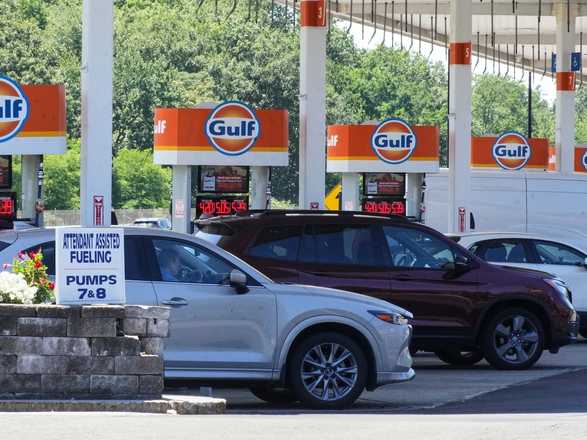 Image linked from the original feed: Americans' confidence in US economy falls as Iran conflict sends gas prices higher