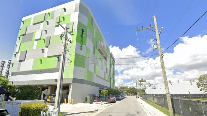 Selon les autorités fédérales, un homme a tenté d’attirer une fillette de 10 ans sur son lieu de travail à Miami après lui avoir envoyé des messages explicites