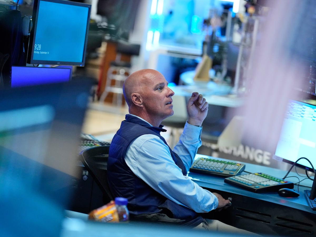 Asian Shares Mixed Amid Global Bond Sell-Off and Oil Price Drop