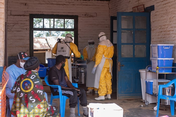 Surto de Ébola no Congo aumenta para 100 mortes em 550 casos, à medida que o conflito atrasa a resposta