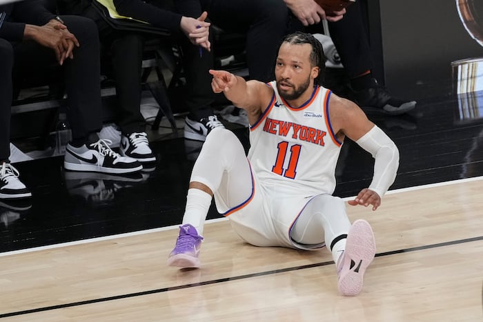 Jalen Brunson scores 30 and Knicks finish on 11-0 run, steal Game 1 from Spurs with 105-95 win