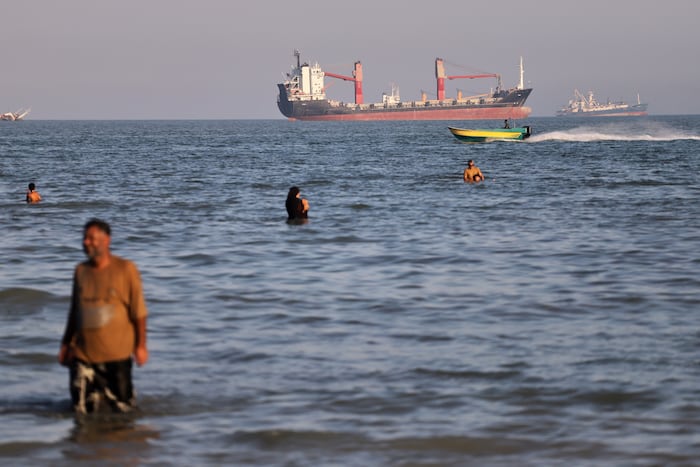 Oil tankers navigate the Strait of Hormuz despite threats from Iran's Revolutionary Guard