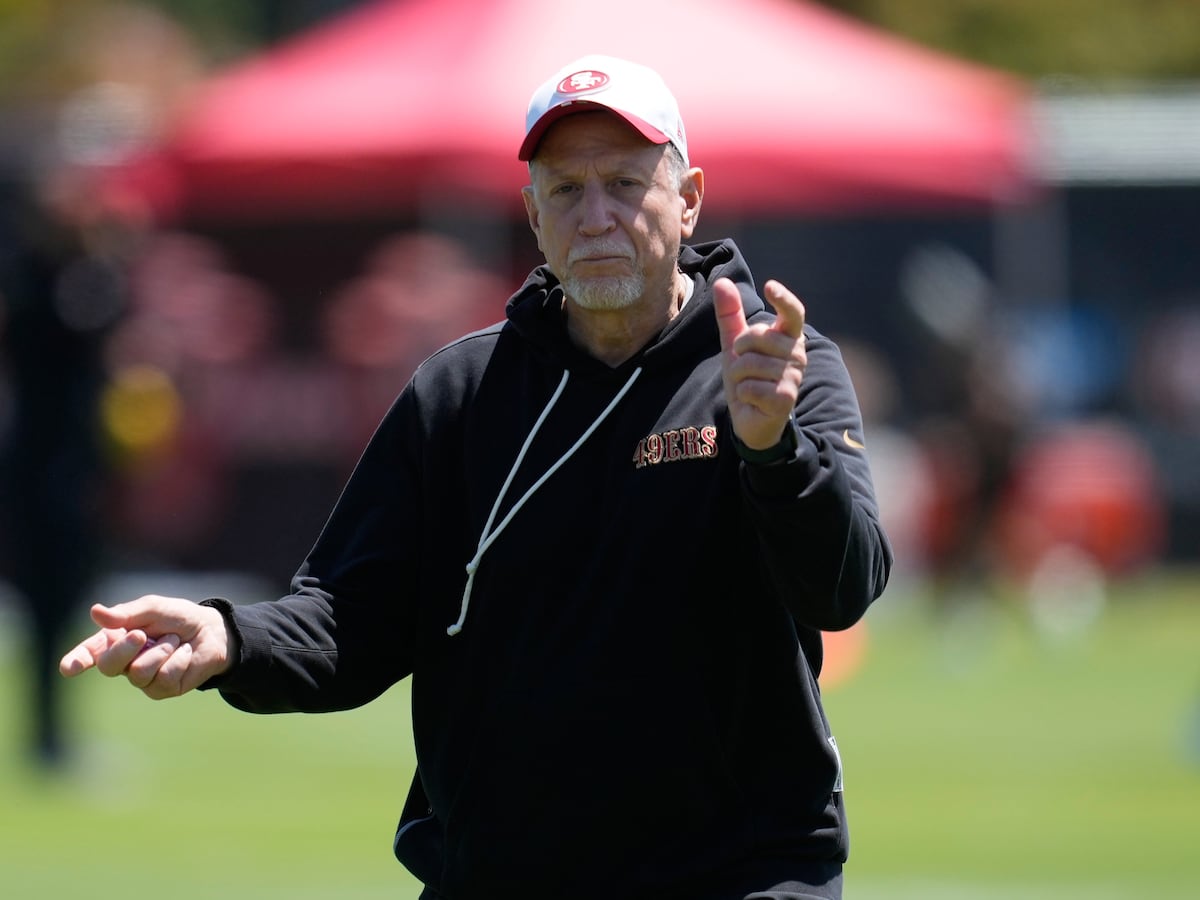 Image linked from the original feed: Kyle Shanahan makes a cameo appearance at 49ers practice following recent car crash
