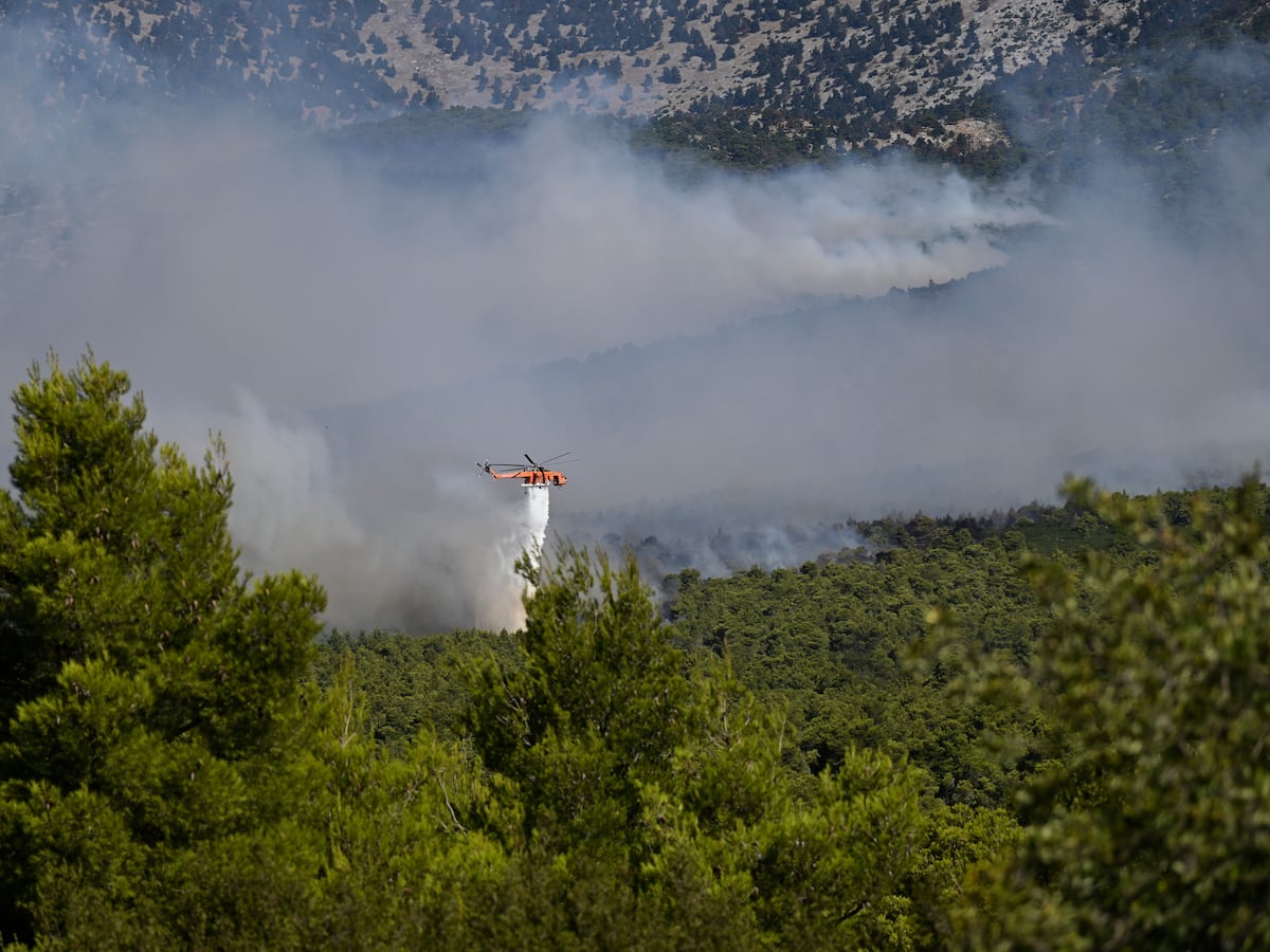 Image linked from the original feed: De Atenas a Burdeos, la emergencia de incendios forestales en Europa continúa