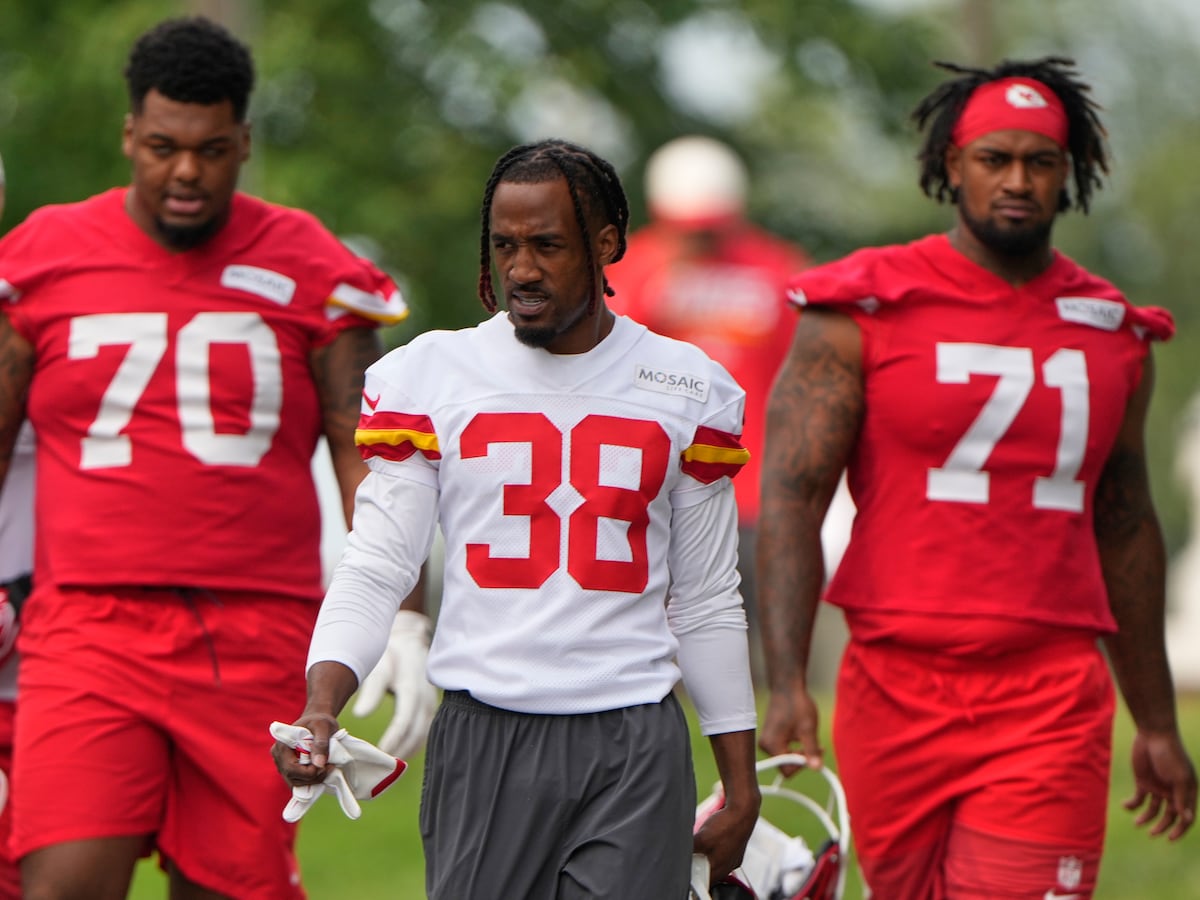 Image linked from the original feed: Josh Simmons is back at full speed, providing a key shield for Patrick Mahomes in Chiefs camp