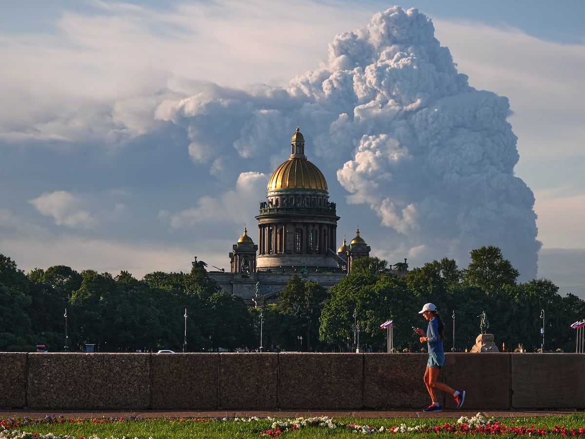 Image linked from the original feed: A Russian ballistic strike kills 6 after Ukraine's Zelenskyy hosts US company making Patriots