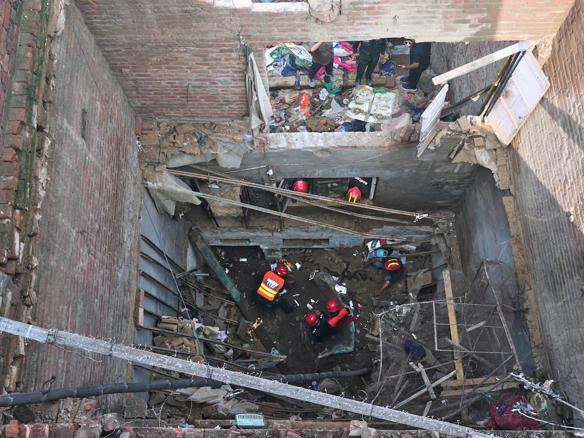 Image linked from the original feed: Lluvias monzónicas provocan el derrumbe de una casa en Lahore y matan a 9 miembros de una familia