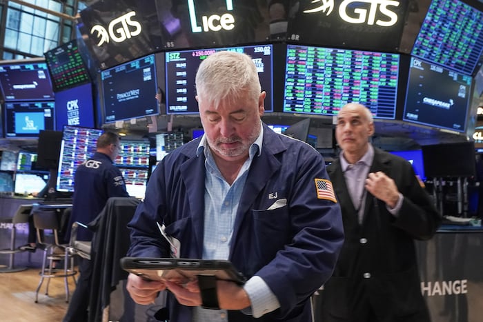 US stocks hold near their records as crude oil prices fall again