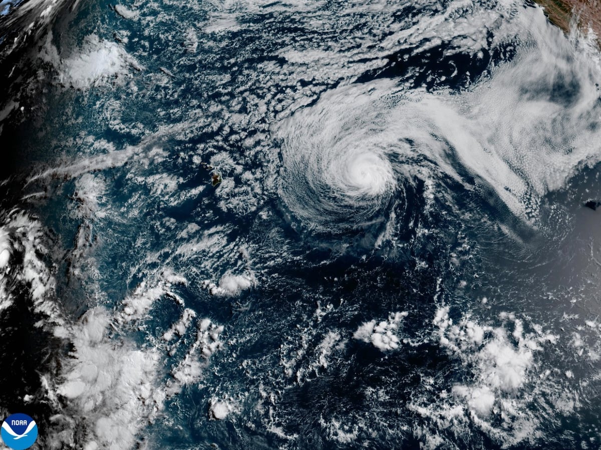 Image linked from the original feed: Genevieve se convierte en huracán en el Pacífico frente a México, sin amenaza directa a tierra