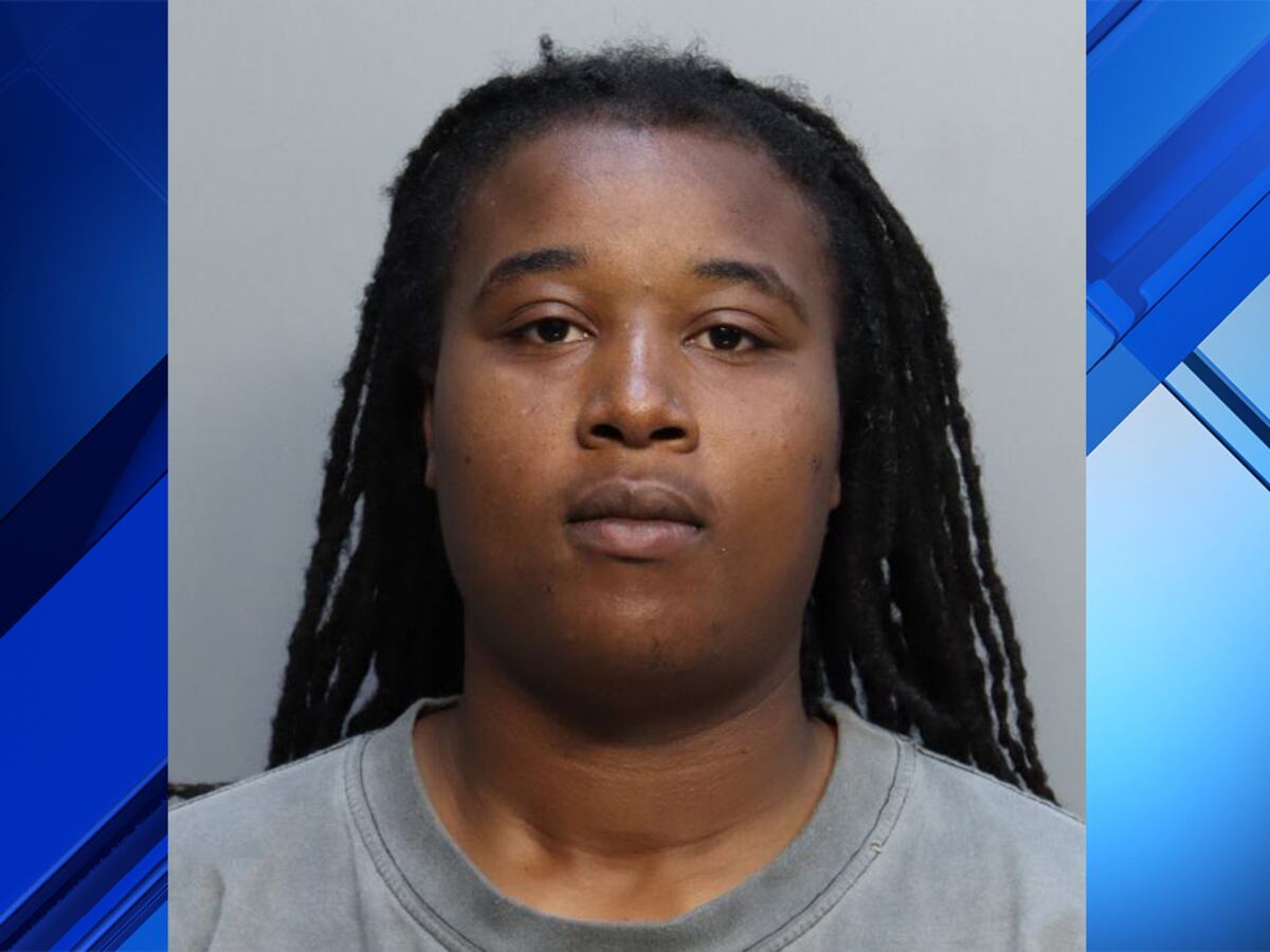 Image linked from the original feed: Acusan a mujer de golpear a pasajera que le pidió mover su bolso para poder sentarse en autobús de Miami-Dade Transit