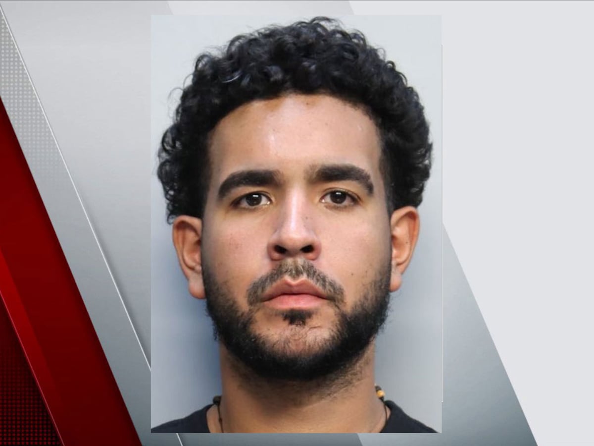 Image linked from the original feed: Policía: Acusan a delincuente convicto desempleado en libertad condicional por robo mayor, de robar paquetes en Key Biscayne