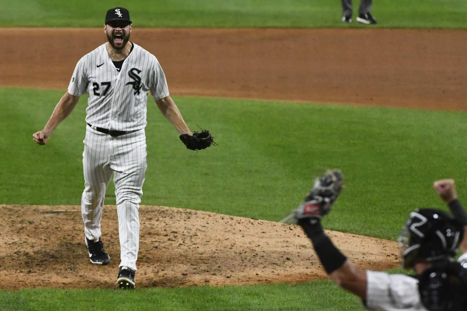 Giolito pitches 1st no-hitter of year, White Sox top Pirates