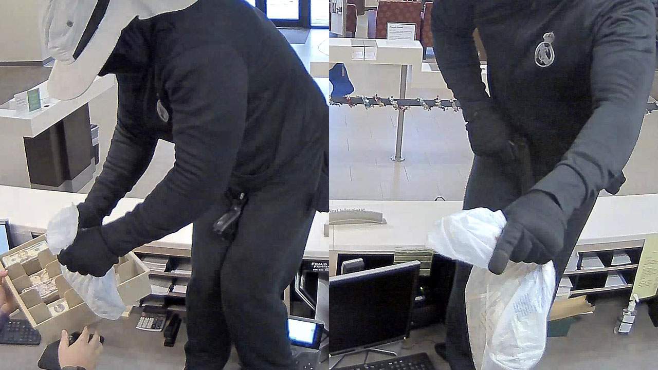 Los agentes del FBI publicaron una imagen que muestra a un ladrón de bancos armado el jueves en Miramar.