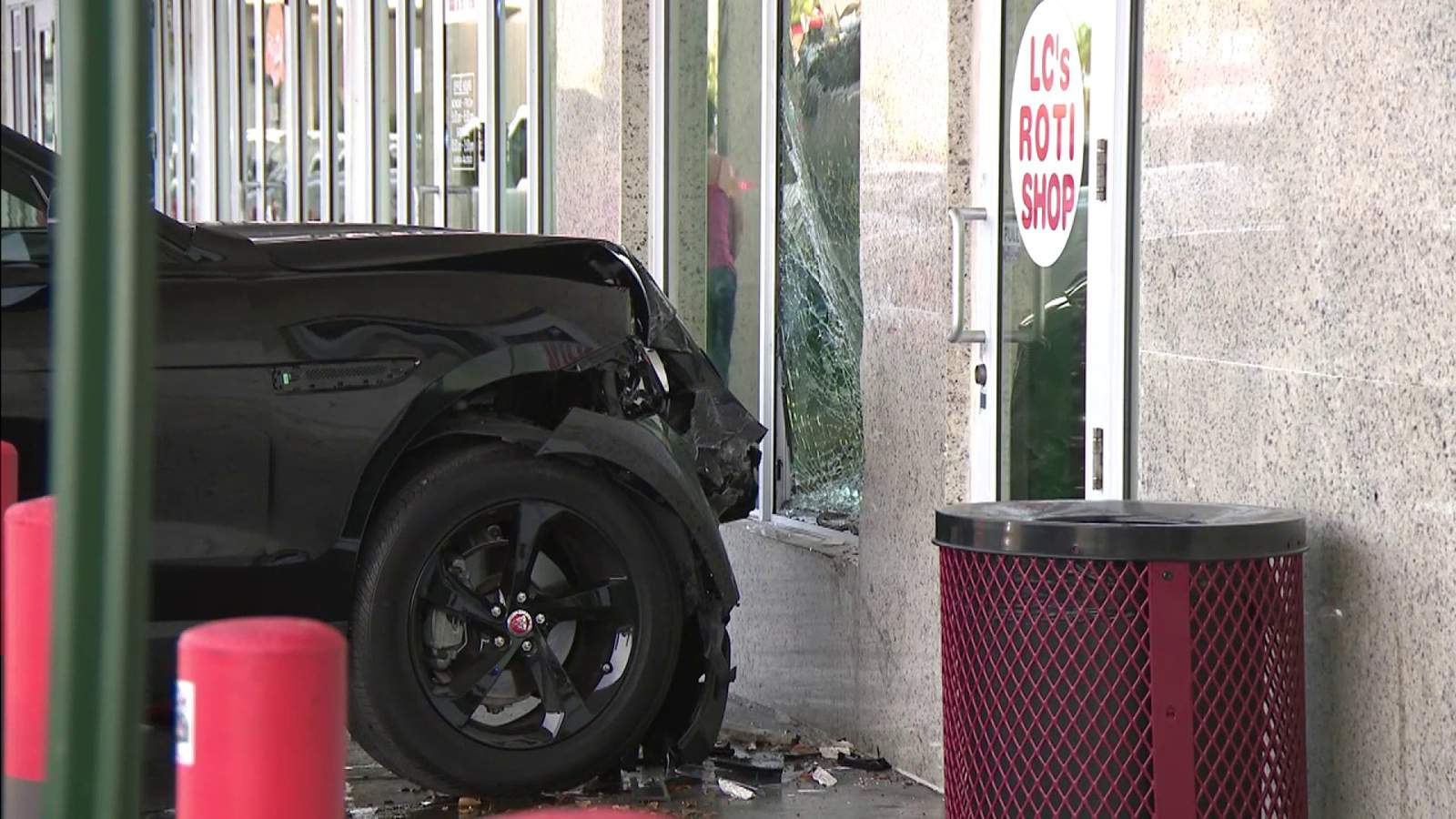 Chocó su SUV contra restaurante caribeño y resultó lesionado