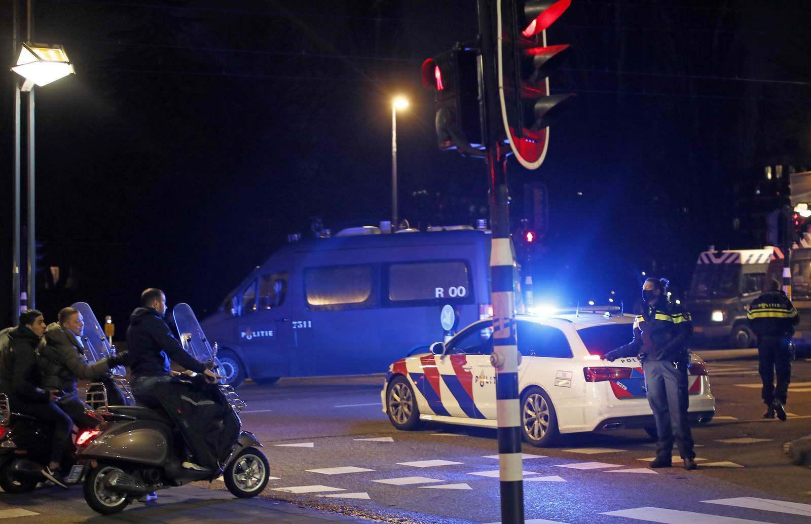 Dutch police deployed in force to curb rioting, looting