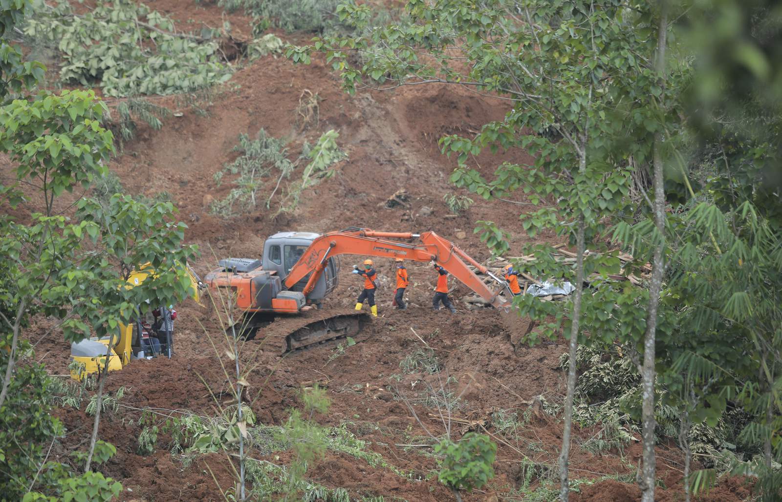 10 muertos, 9 desaparecidos por deslaves en Java, Indonesia