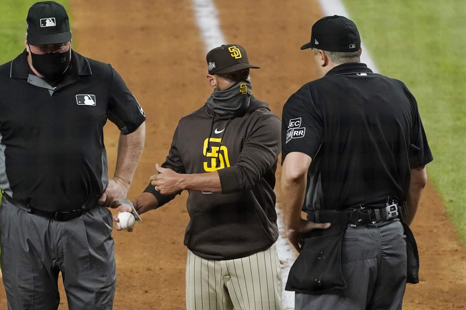 Padres manager Tingler ejected from NLDS Game 1 vs LA