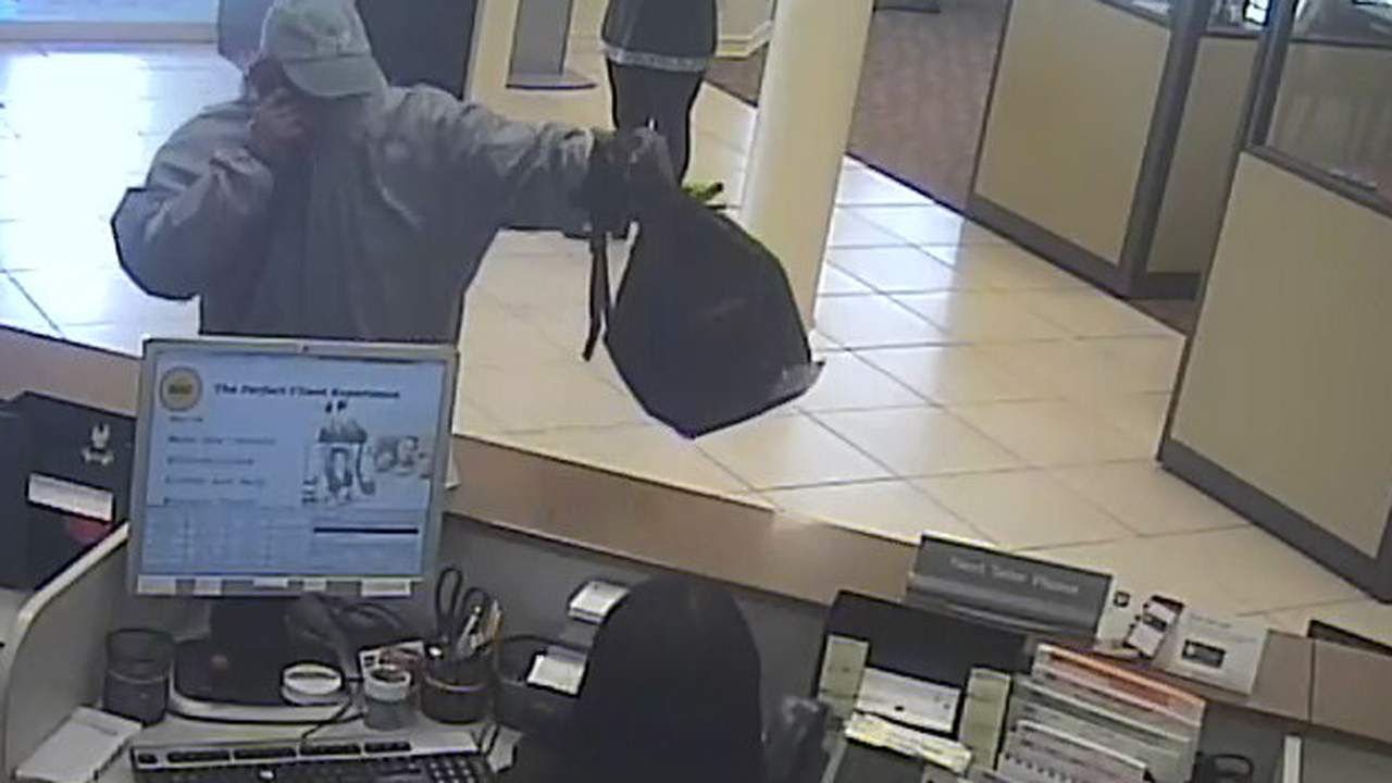 Man holds out backpack, demands money at Boca Raton bank