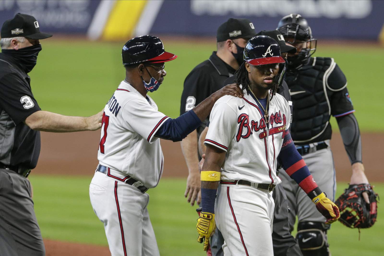 D’Arnaud, Braves rally in 7th, beat Marlins 9-5 to open NLDS