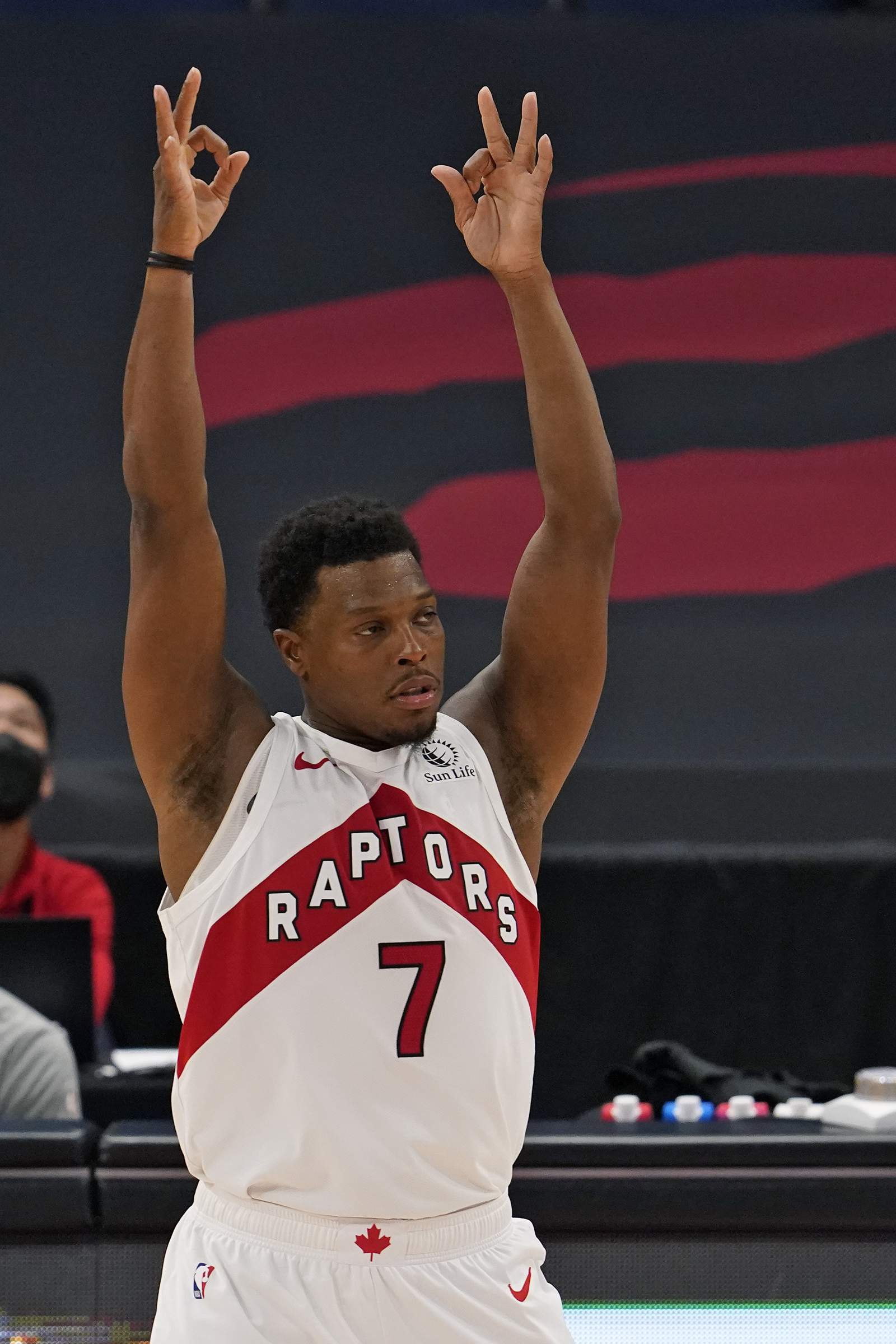 Trade deadline passes, and Kyle Lowry remains with Raptors