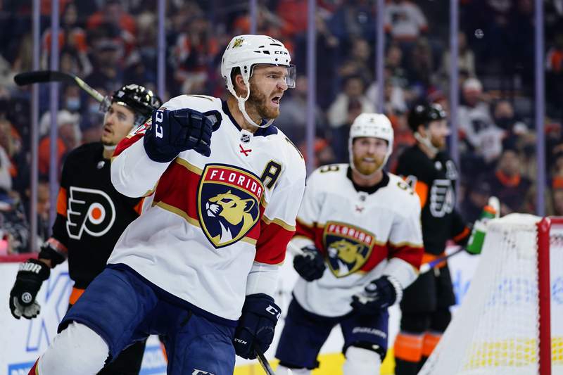 Huberdeau leads undefeated Panthers past Flyers 4-2